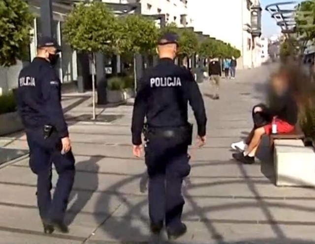 Tak opolscy policjanci kontrolują przestrzeganie reżimu sanitarnego.