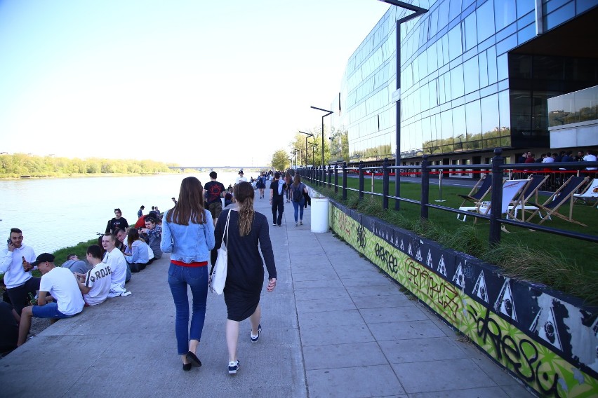 Tłumy nad Wisłą. Tak wyglądał pierwszy wieczór z legalnym...