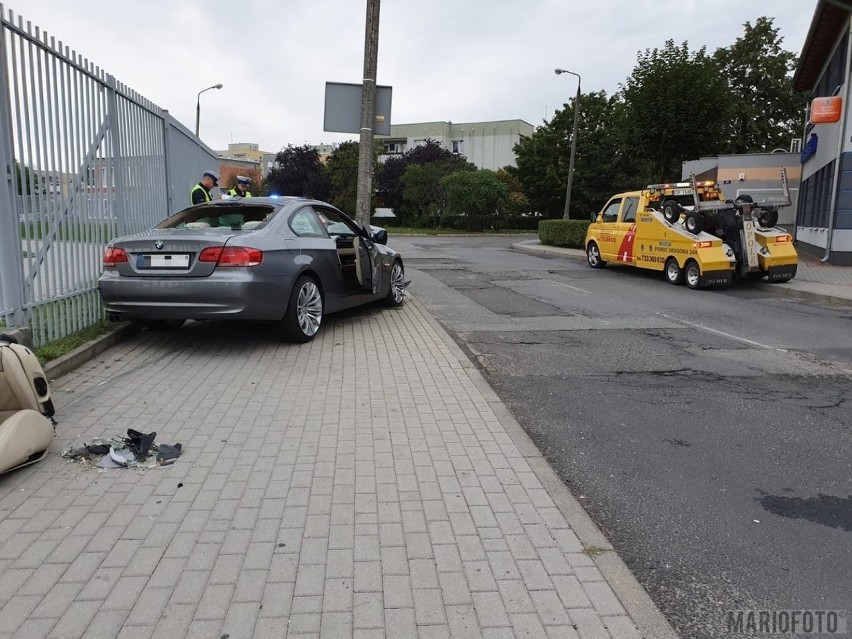 Pijany kierowca BMW przejechał przez chodnik i rozbił auto na latarni w Opolu. Dwie osoby ranne