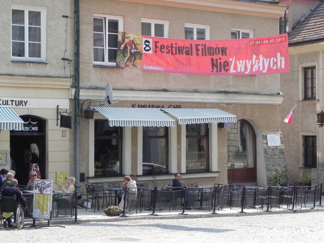 Rynek sandomierski z widocznym banerem 8. Festiwalu Film&oacute;w NieZwykłych. Fot. Krzysztof Krzak