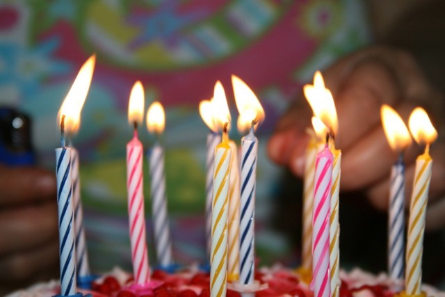 ŻYCZENIA NA URODZINY. Śmieszne życzenia urodzinowe, krótkie wierszyki SMS na urodziny