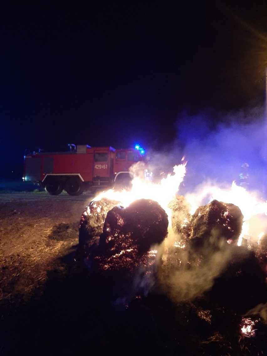 Gmina Niechanowo. Nocny pożar stogu w Mierzewie