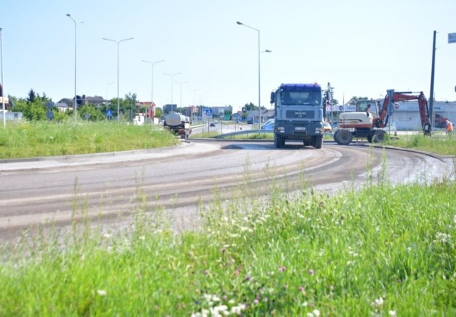 Zdjęcie z gwarancyjnej naprawy nawierzchni jezdni w wok&oacute;ł ronda Matki Bożej Fatimskiej, kt&oacute;ra trwała w miniony weekend.