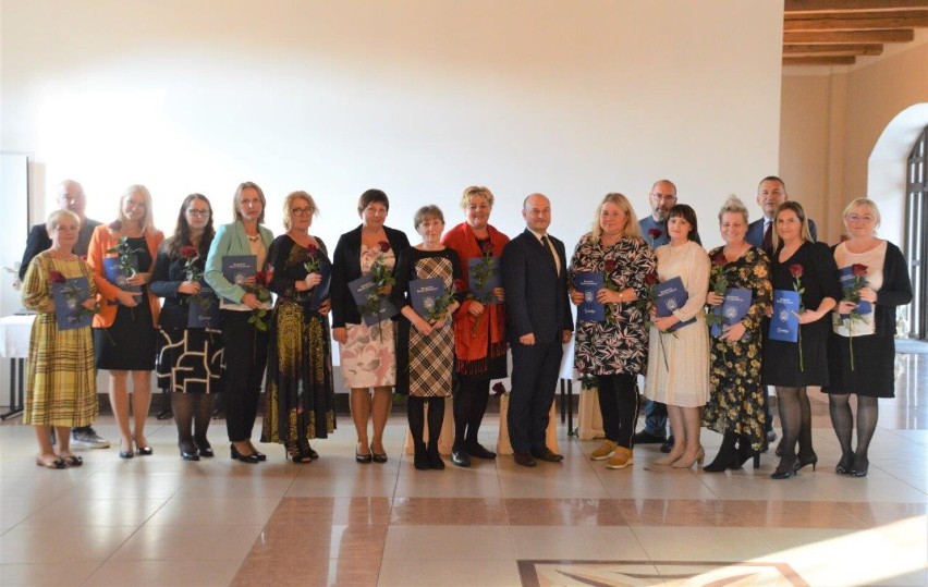 Nauczyciele szkół i przedszkoli w Zgorzelcu odebrali nagrody z rąk burmistrza. Gratulujemy