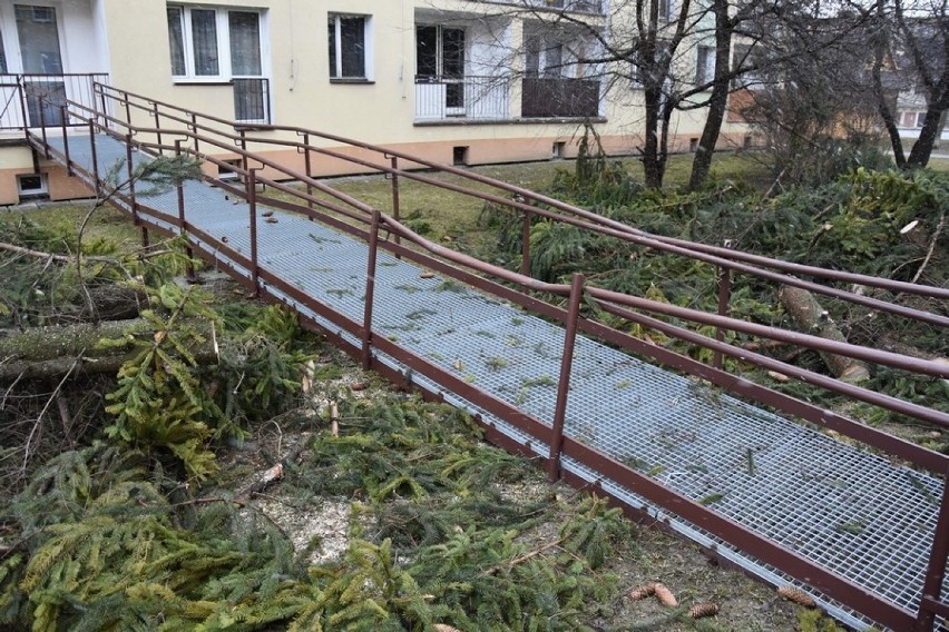 Nowy Targ: Wichura zerwała dach i zburzyła ścianę [ZDJĘCIA]