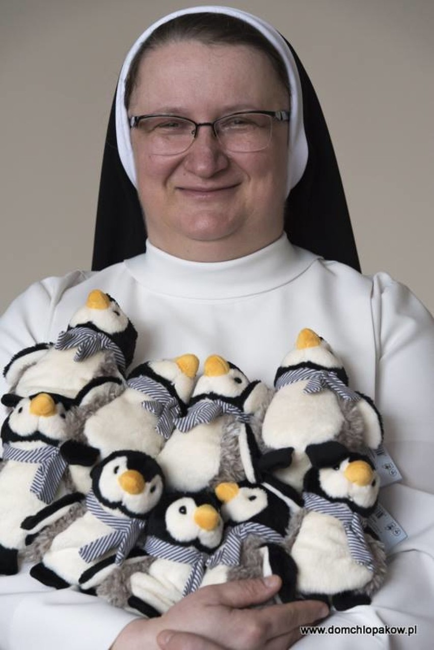 25 kwietnia przypada Światowy Dzień Pingwina. Dominikanki z Broniszewic świętują. 5 lat temu o budowie Domu Chłopaków usłyszał cały kraj 