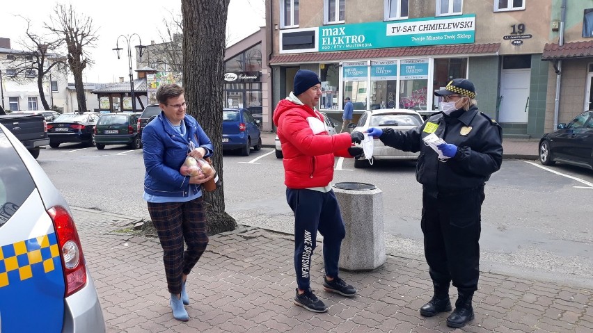 W Miastku była pokazówka z wręczaniem mieszkańcom maseczek? Czytelnicy oburzeni