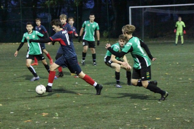 Świetny mecz rozegrali juniorzy młodsi Pogoni Zduńska Wola z Łódzką Akademią Futbolu. Zduńskowolanie aż 7 razy trafiali do bramki przeciwnika