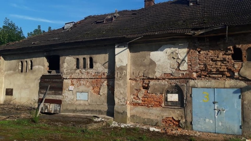 Zabudowania gospodarskie w Pleszowie niszczeją od...