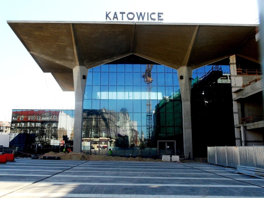 Dworzec w Katowicach: Jest szkło na hali i 14 kielichów