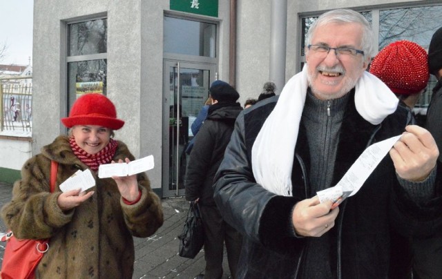 Pani Jadzia i pan Andrzej zadowoleni. Kupili bilety w abonamencie, ale też udało im się zdobyć wejściówki dla przyjaciół