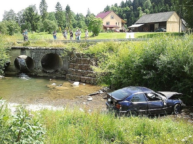 Wypadek w Paszowej. BMW wjechało prosto do rzeki
