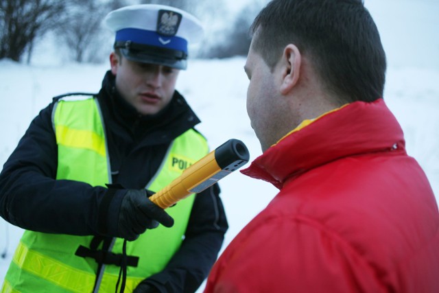 Policjanci kontrolują m.in. trzeźwość kierowców