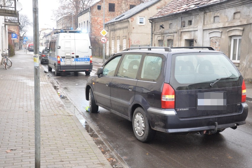 Rowerzystka wjechała wprost pod jadący samochód na ulicy Chmielnej we Włocławku [zdjęcia]