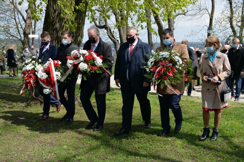 3 maja w Przemyślu. Delegacje przy obelisku na Wzgórzu Zamkowym [ZDJĘCIA]