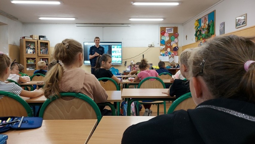 Wczoraj (8 września) mundurowi pojawili się w Szkole Podstawowej w Gołębiewku Nowym