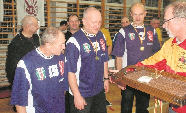 Zwycięzcy odbierają medale od Antoniego Smolarka, prezesa TKKF ZNP