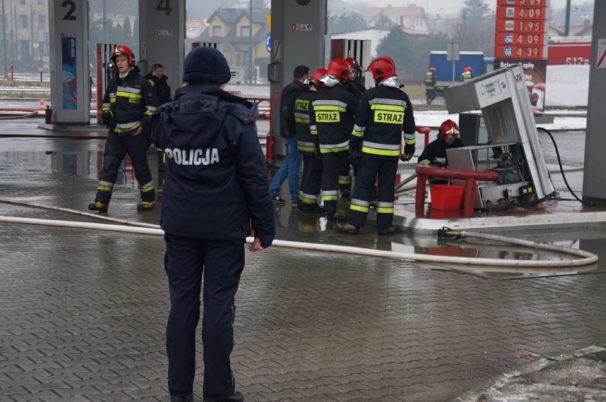 Wypadek w Sosnowcu. Samochód wjechał w dystrybutor gazu LPG na stacji paliw