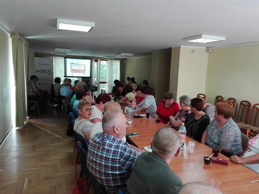 Jarocińscy policjanci, w ramach programu "Bezpieczny senior", spotkali się z emerytami i rencistami z gminy Żerków