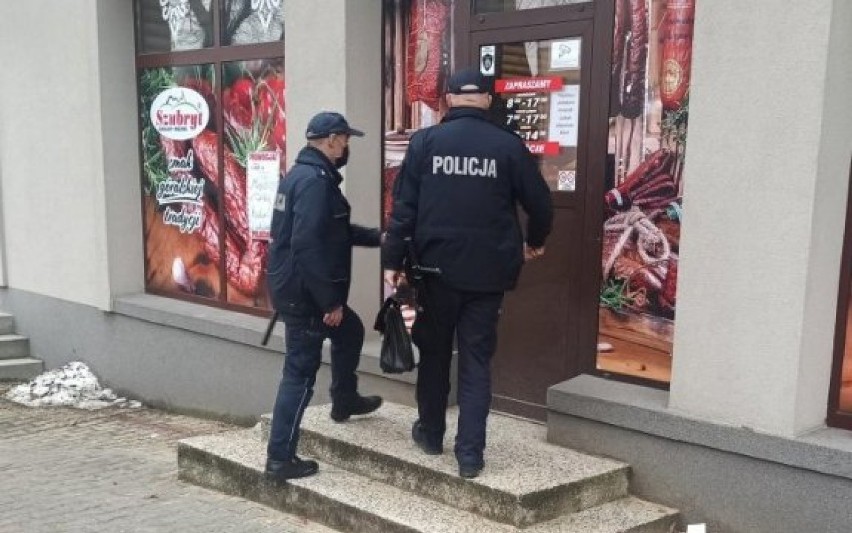 Policjanci prowadzą kontrole w sklepach