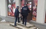 Powiat chrzanowski. Policjanci prowadzą kontrole w sklepach. Posypały się mandaty za nie przestrzeganie obostrzeń 