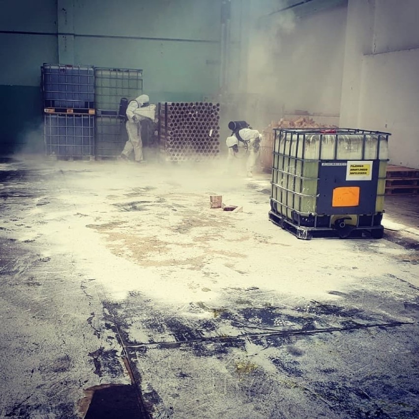Wyciek kwasu solnego w jednym z zakładów w Kostrzynie nad Odrą. Na miejscu siedem zastępów straży pożarnej