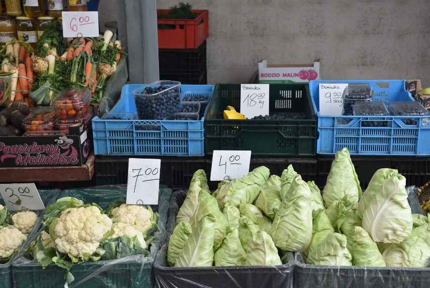 Gniezno. Ceny warzyw i owoców na gnieźnieńskim targowisku. Już są śliwki, morele i gruszki! [FOTO]