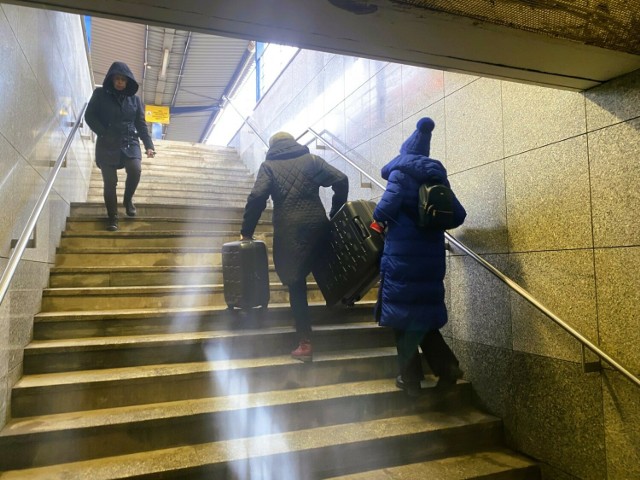 Na dworcu PKP w Kielcach podróżni potrzebują wind. Aby dostać się na perony muszą taszczyć walizki po stromych schodach 
