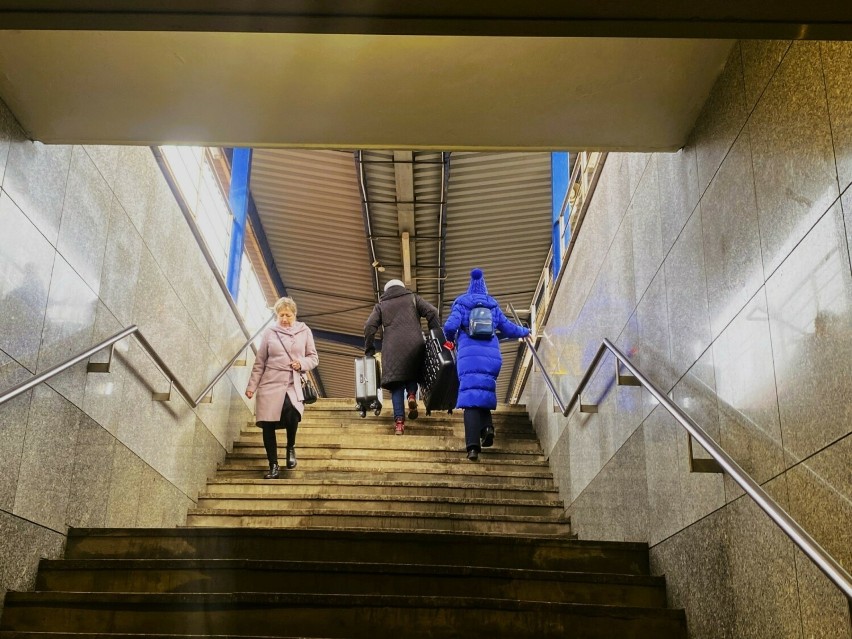 Dojście na perony dworca PKP w Kielcach to udręka dla podróżnych. Brakuje wind. Walizki trzeba ciągnąć po stromych schodach 