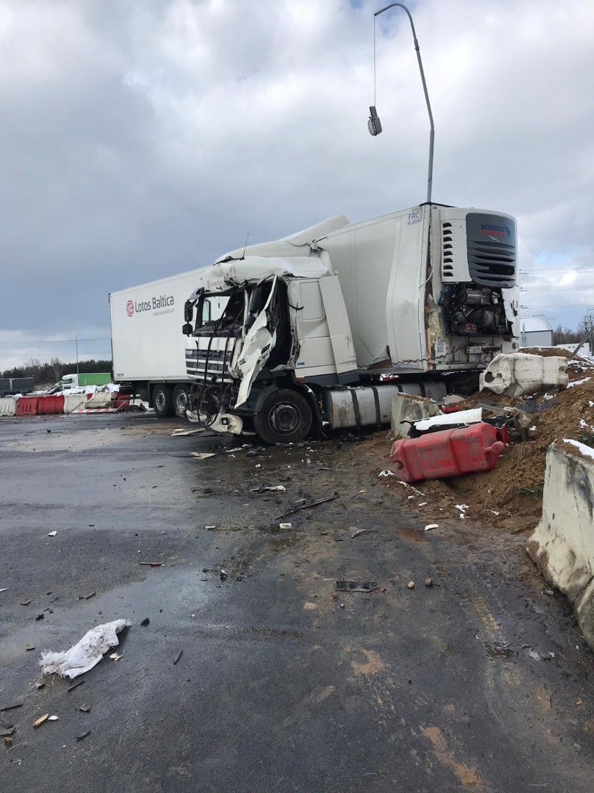 Wypadek na DK 1 w Radomsku. Dwa tiry zderzyły się na rondzie [ZDJĘCIA]