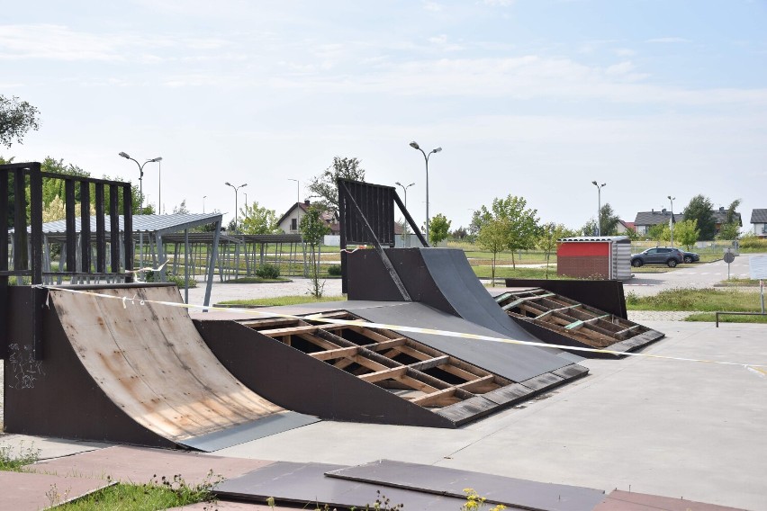 Malbork. Skatepark przy "trójce" nie nadaje się do użytku. Miasto nie chce wydawać co roku dużych pieniędzy na naprawę. Co dalej z rampami?