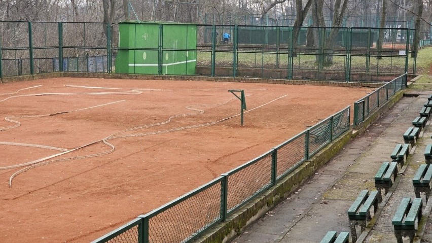 Klub sportowy "Tęcza" w Kielcach użytkuje atrakcyjną działkę i nie płaci za nią od lat. Spór trwa już bardzo długo