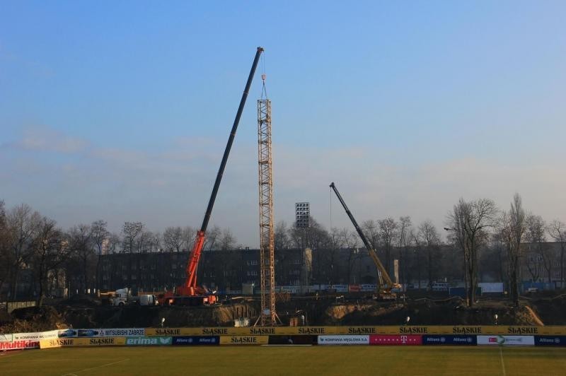 Na plac budowy nowego stadionu Górnika Zabrze wjechał dźwig gigant [ZDJĘCIA]