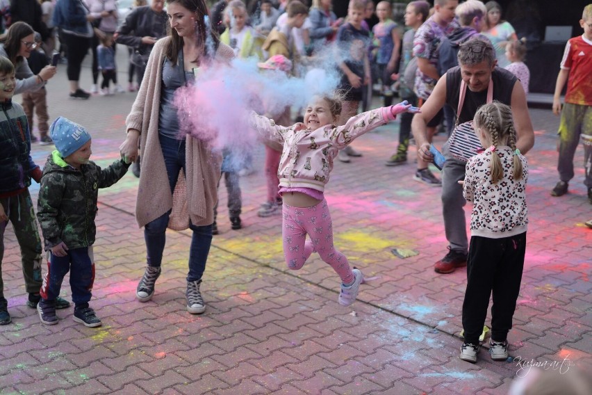 Kolorowe święto w Rogoźnie. Holi Festiwal z okazji Dnia Dziecka [ZDJĘCIA]