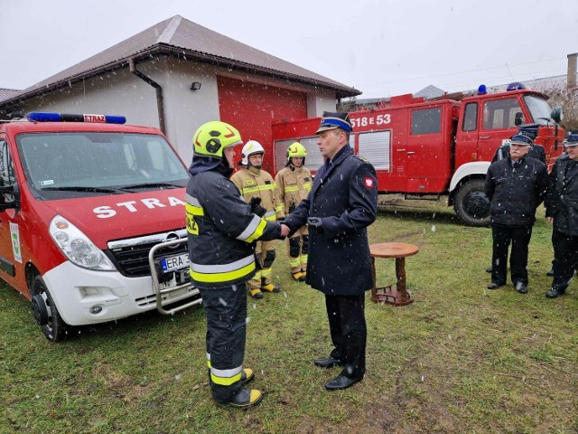 Spotkanie wigilijne i przekazanie samochodu pożarniczego dla OSP w Przybyszowie
