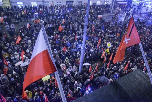 Tłumy przed Urzędem Miejskim w Gdańsku żegnały we wtorek 15.01.2019 r. zmarłego prezydenta Gdańska Pawła Adamowicza