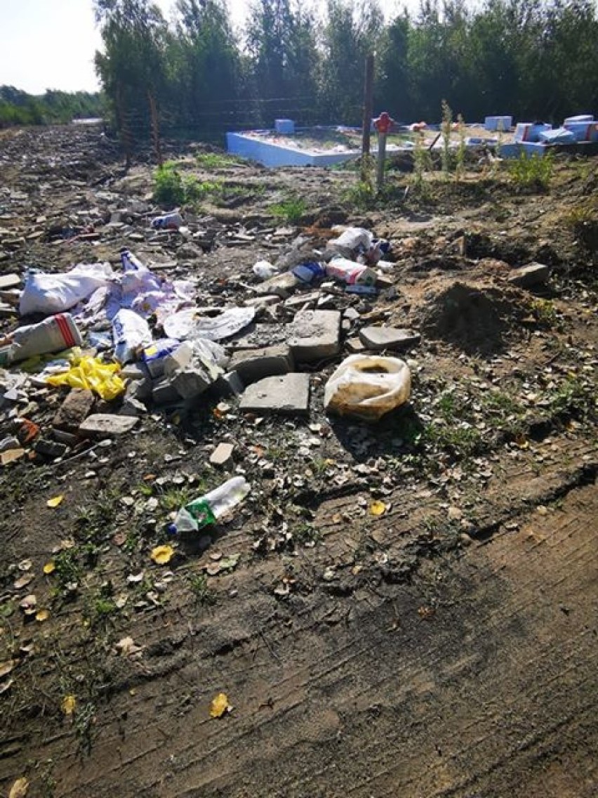 Zdjęcia pokazujące śmieci pod Wągrowcem otrzymaliśmy od Państwa. Co na to władze gminy?