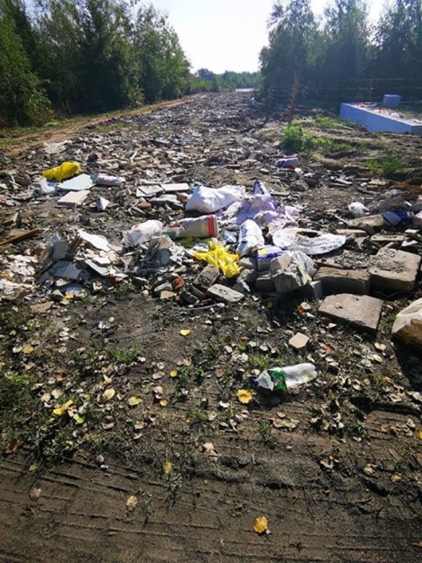 Zdjęcia pokazujące śmieci pod Wągrowcem otrzymaliśmy od Państwa. Co na to władze gminy?