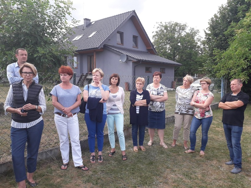 Mieszkańcy ulicy Laryskiej w Mysłowicach protestują przed...