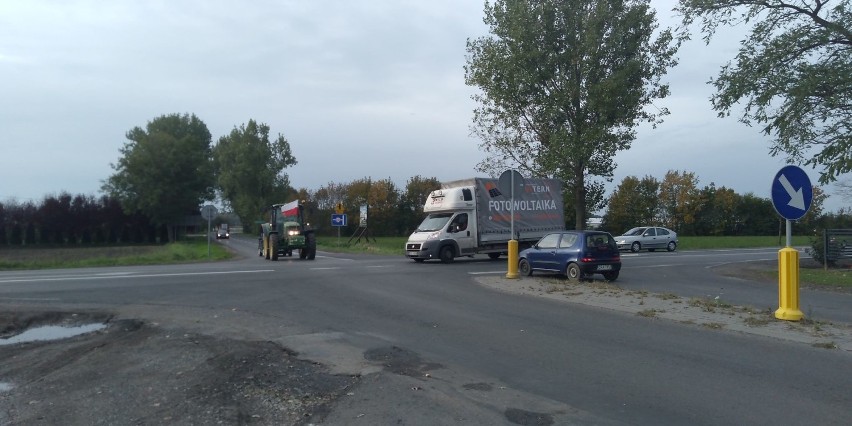 Kolejny protest rolników w naszym regionie. Blokada dróg w Osięcinach i w Izbicy Kujawskiej [zdjęcia, wideo]