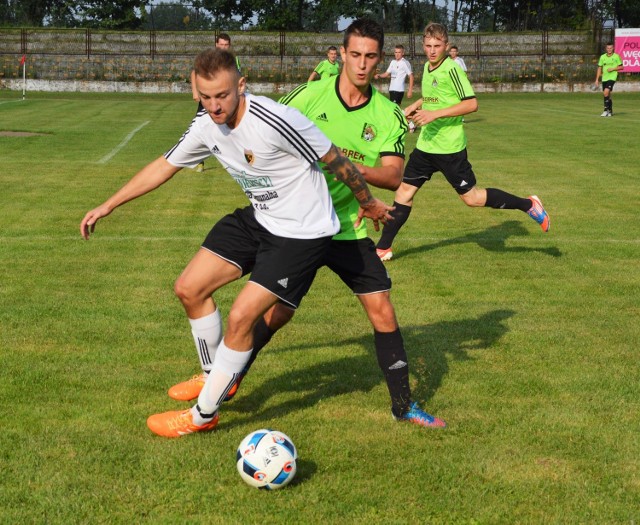 Patryk Żyła (w tyle) zapewnił drużynie Bobrku zwycięstwo na stadionie w Brzeszczach. Tutaj w konfrontacji z Radosławem Wroną z Górnika.