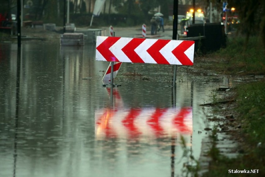 Zalany tunel pod torami między ulicą generała Leopolda...