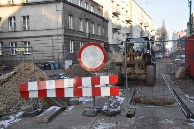 Koniec prac przewidziany jest na połowę 2023 roku. Mimo natłoku zadań do wykonania w obszarze ulicy Małachowskiego, przedstawiciele miasta są pewni, że uda się dotrzymać wyznaczonego terminu. Zobacz kolejne zdjęcia. Przesuwaj zdjęcia w prawo - naciśnij strzałkę lub przycisk NASTĘPNE