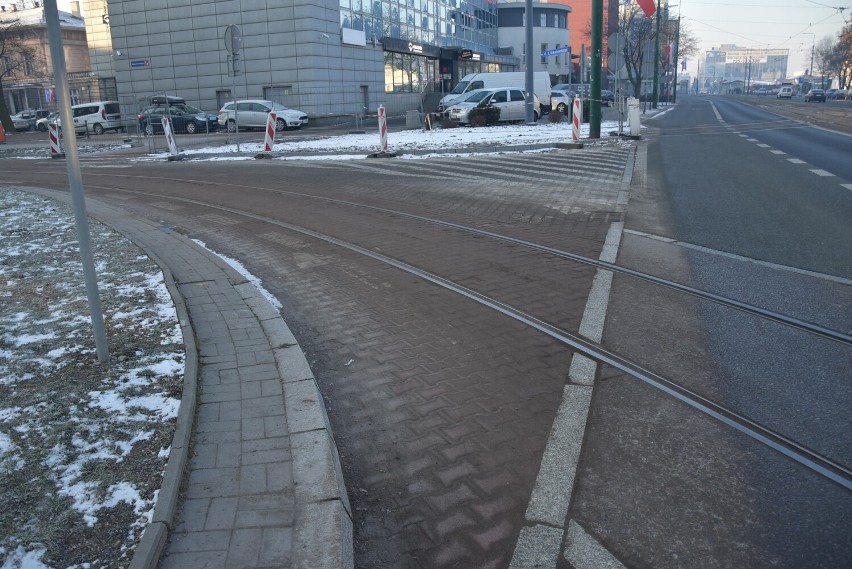  Rozpoczęty w 2021 remont ulicy Małachowskiego w Sosnowcu ma zakończyć się latem bieżącego roku. Trwają prace brukarskie