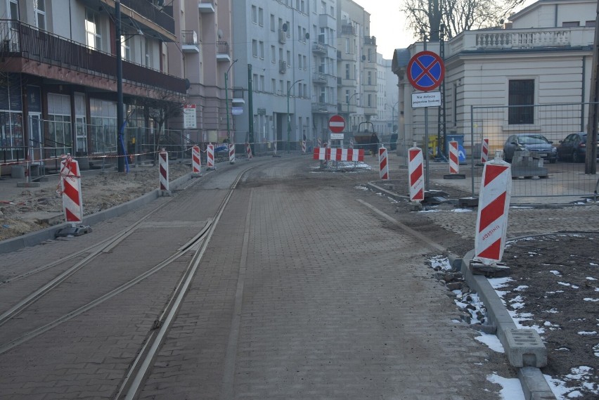  Rozpoczęty w 2021 remont ulicy Małachowskiego w Sosnowcu ma zakończyć się latem bieżącego roku. Trwają prace brukarskie