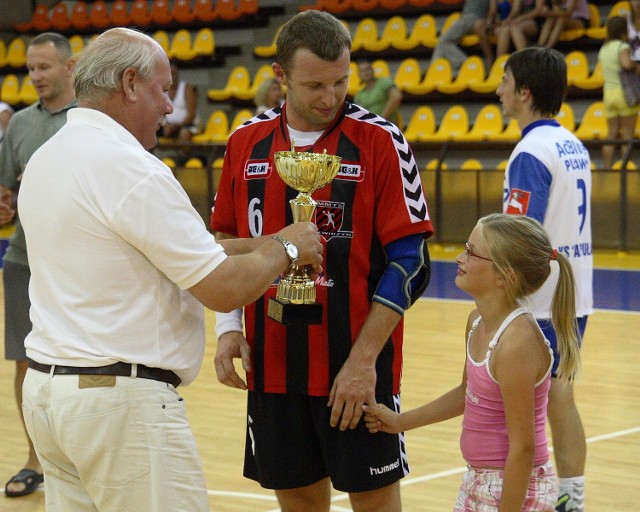 Maciej Mroczkowski odbiera puchar za zwycięstwo w turnieju o puchar prezesa MMTS w 2009 roku