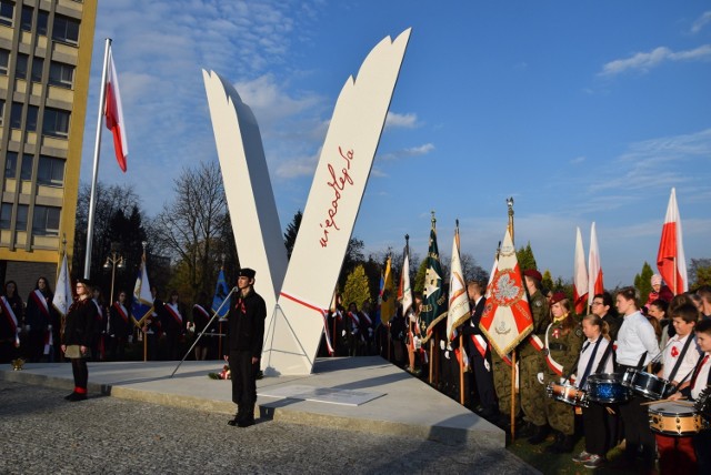 Skrzydła Niepodległości - pomnik przy UM Tychy