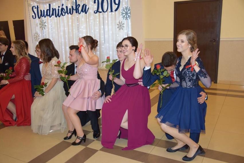 Studniówka 2019: VII LO w Suwałkach. Zobacz jak wspaniale bawili się maturzyści [DUŻO ZDJĘĆ]