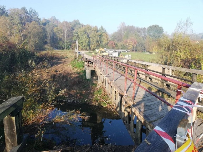 Zaczęła się rozbiórka starego mostu w Kamyku, pozostała przeprawa dla pieszych na połowie starego obiektu [ZDJĘCIA]