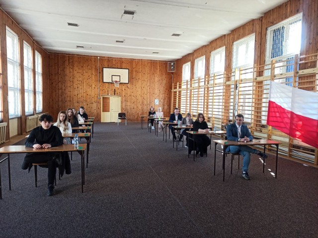 Uczniowie Liceum Ogólnokształcącego im.Marii Skłodowskiej-Curie na chwilę przed egzaminem